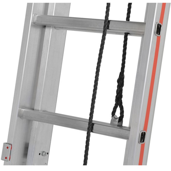 Detailaufnahme einer Aluminiumleiter mit Seilzug