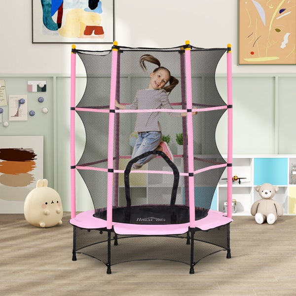 Kind auf einem Mini-Trampolin mit Sicherheitsnetz für den Innenbereich