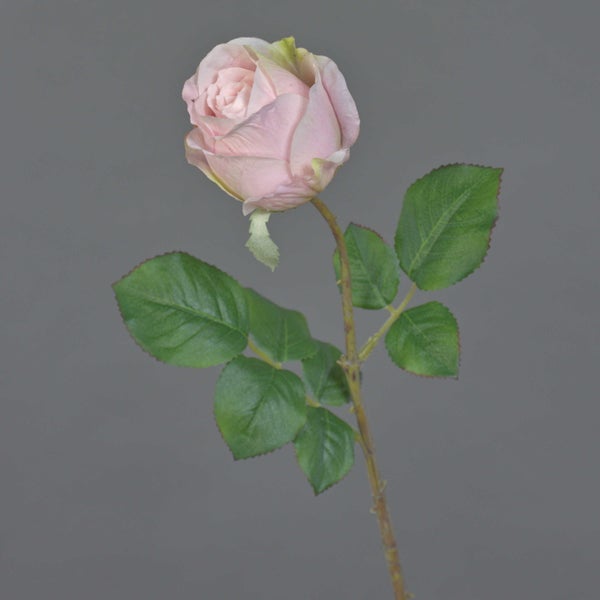 Künstliche Rose mit grünen Blättern und einer rosa Blüte an einem Stiel.