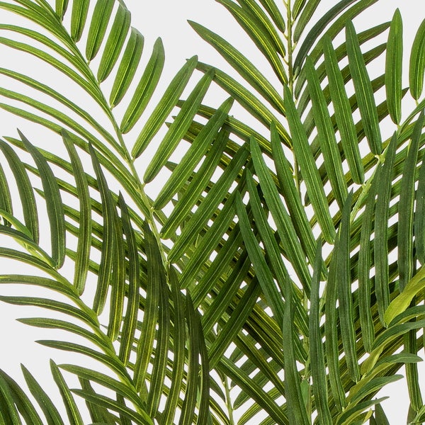 Künstliche Palme in schwarzem Topf mit grünen Blättern und realistischen Details.