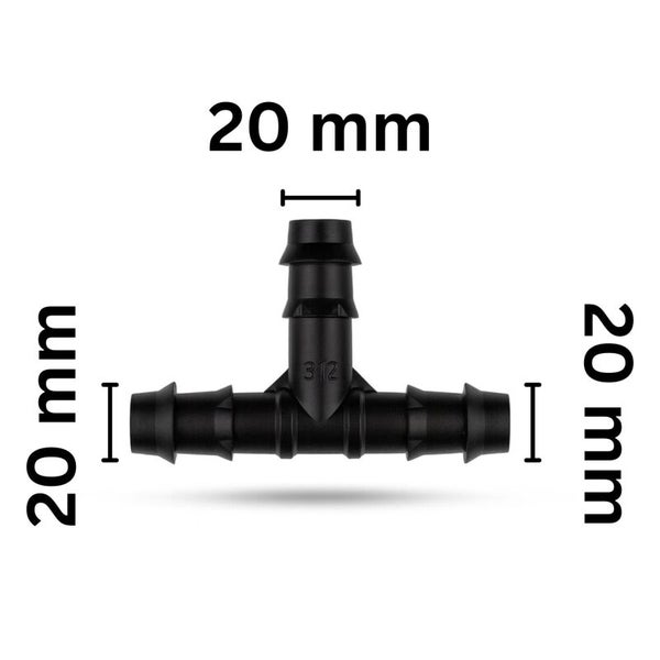 Schwarzes T-Stück aus Kunststoff verbindet einen gerippten Bewässerungsschlauch in einem organisierten Gartenbeet zwischen Pflanzen.
