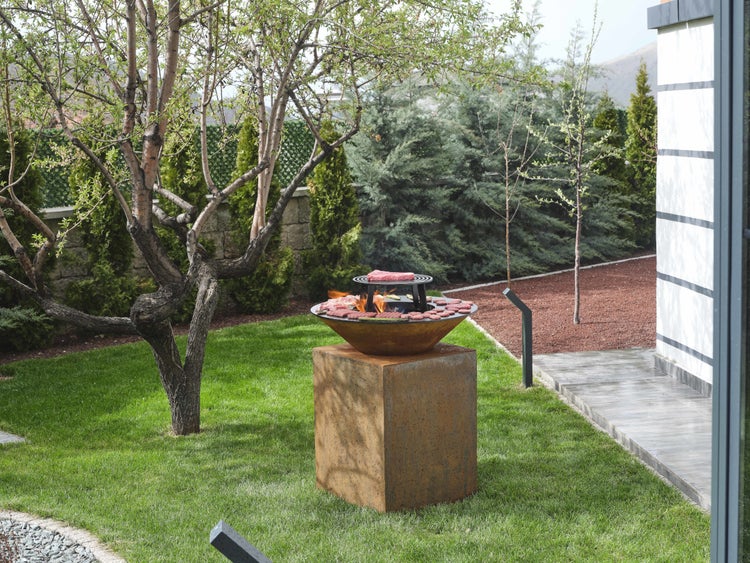 The Favilla FUEGO CORTEN Feuerschale mit Grillring – Outdoor Grill aus Cortenstahl – Feuerstelle mit 3 Temperaturzonen, Holzlager & Grillrost – Design-Grill Ø 85 cm inkl. Abdeckhaube