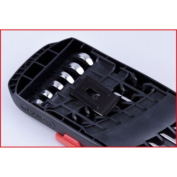 Einzelne Befestigungsklammer mit Nagel für ein Bauprojekt