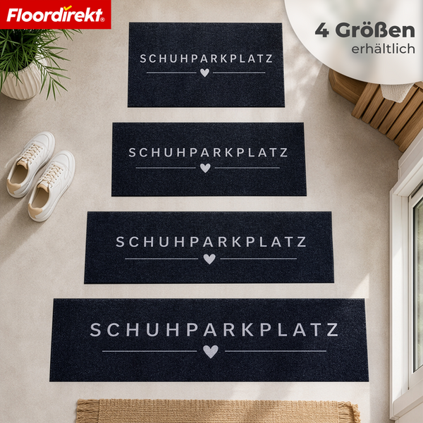 Floordirekt Logo. Vier Fußmatten in verschiedenen Größen mit dem Text Schuhparkplatz und einem Herzsymbol in einem Eingangsbereich mit Schuhen.