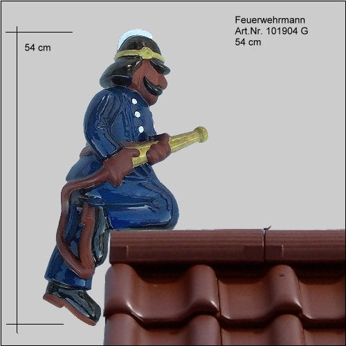 Firstfigur Feuerwehrmann in blauer Uniform mit Feuerwehrschlauch für das Hausdach, Höhe 54 Zentimeter.