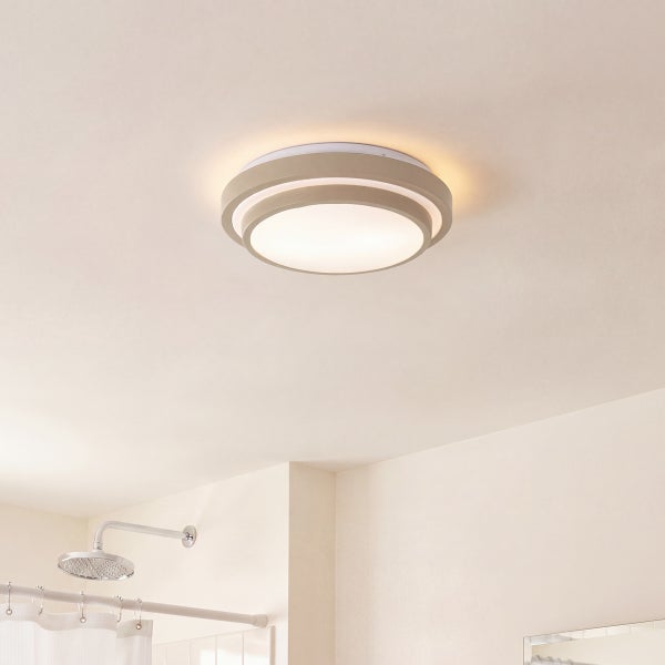 Runde LED Deckenleuchte mit schlichtem Design für Badezimmer an einer Decke montiert