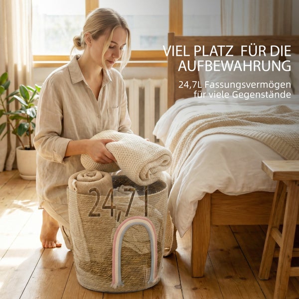 Frau legt Decken in einen geflochtenen Aufbewahrungskorb mit 24,7 Liter Fassungsvermögen in einem hellen, geordneten Schlafzimmer mit Holzboden.