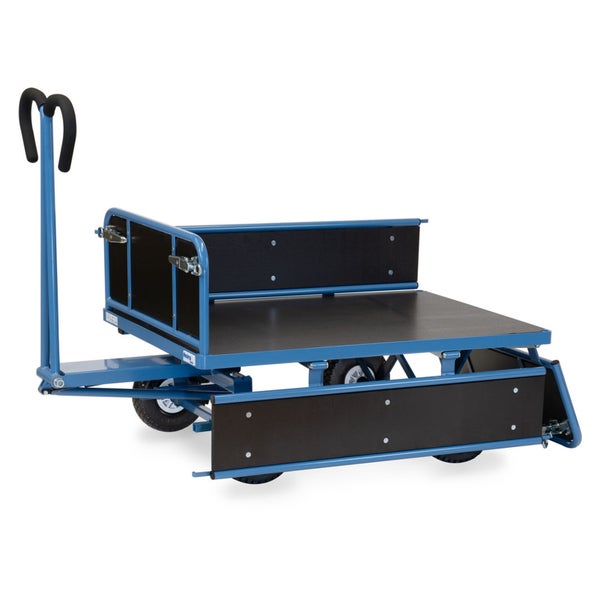 Handwagen mit blauem Metallrahmen, dunklen Holzwänden und einer abgeklappten Seitenwand.