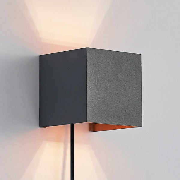 Hängeleuchte in einem Wohnzimmer mit Wandpaneelen und dekorativen Elementen