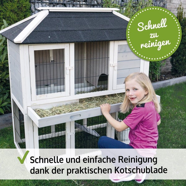 Kleintierstall aus Holz mit zwei Etagen und einer Kotschublade zur schnellen und einfachen Reinigung im Garten.