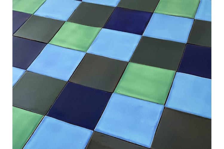 Quadratische Fliesen in verschiedenen Farben
