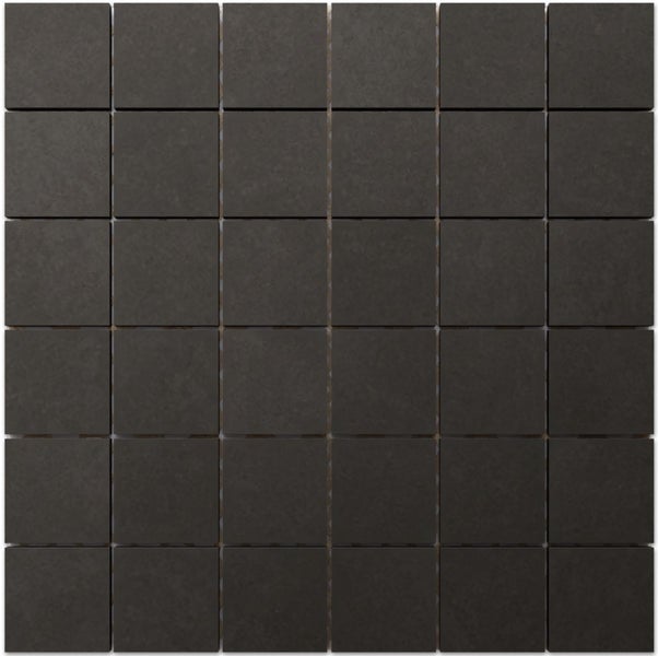 Quadratische Mosaikfliese aus Feinsteinzeug in Anthrazit mit matter Oberfläche.