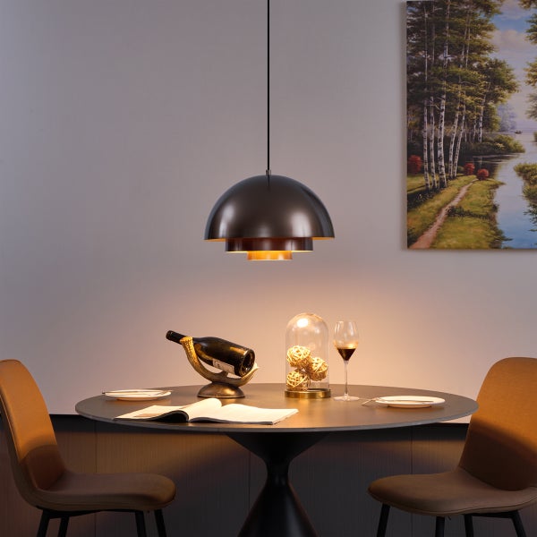 Esszimmer mit Esstisch, Stühlen und Pendelleuchte