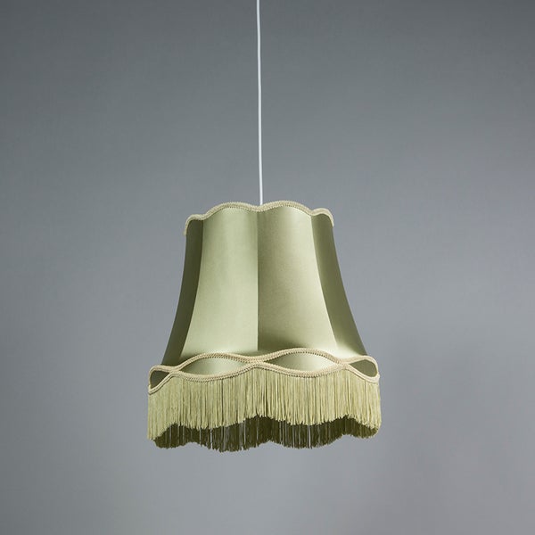 Traditionelle Pendelleuchte mit grünem Stoffschirm, Fransen und geflochtener Borte.