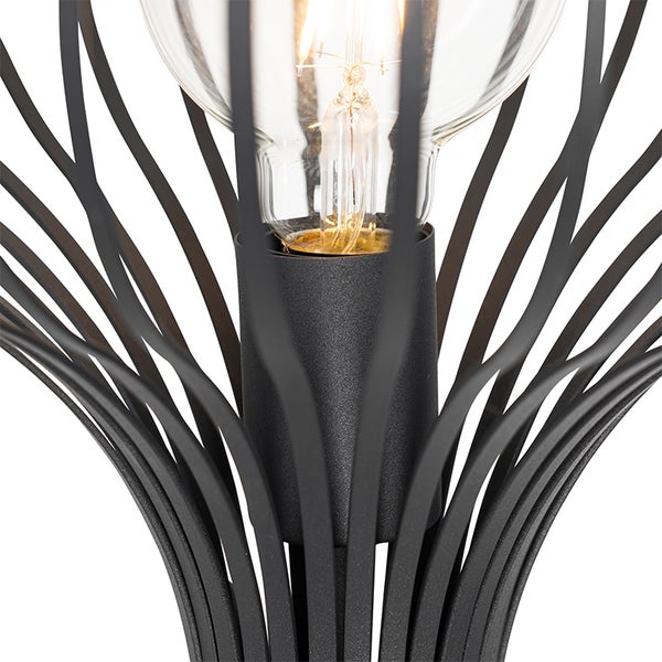 Detailansicht einer Lampe mit Metallgestell und Leuchtmittel