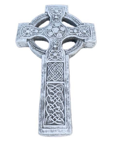 Steinernes keltisches Wandkreuz mit kunstvollen Flechtmustern als Dekorationselement für Innen und Außen.