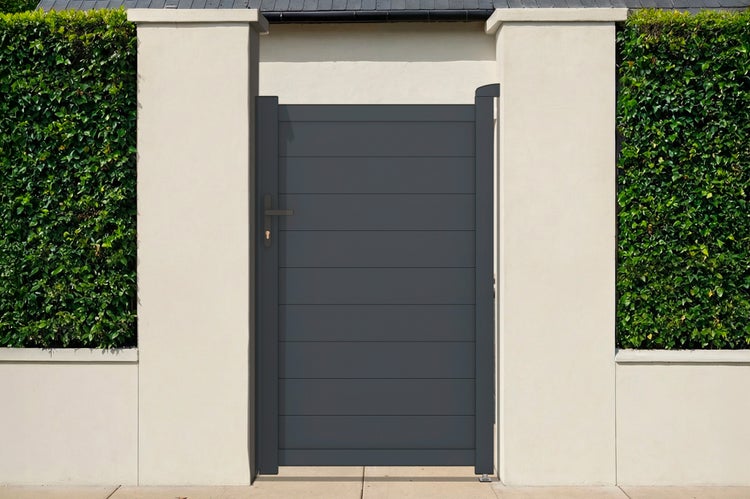 Schiebetor aus Aluminium mit Pfosten
