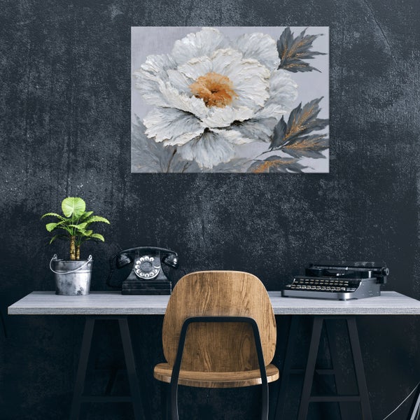 Wandbild mit einer großen Blume über einem Schreibtisch mit Holzstuhl, antikem Telefon und Schreibmaschine vor einer dunklen Wand.