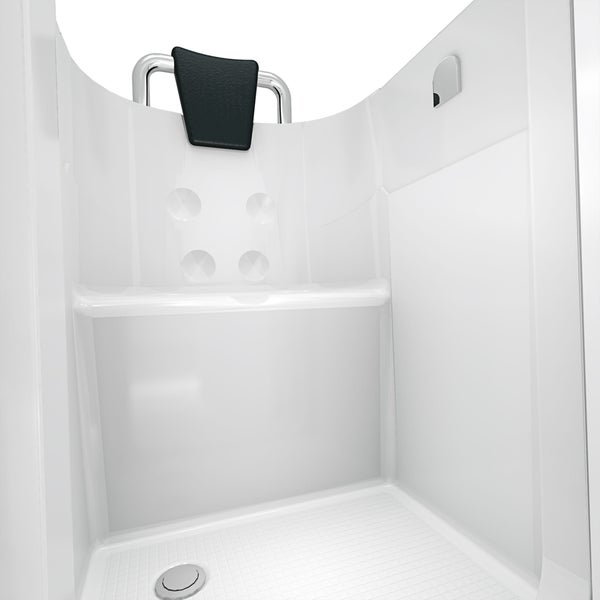 Innenansicht einer barrierefreien Dusche mit Sitzgelegenheit, Haltegriff und rutschfestem Boden.