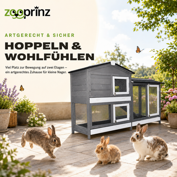 Zweistöckiger Kleintierstall aus Holz mit Freilaufgehege auf einer Terrasse mit drei Kaninchen. Zooprinz Logo.