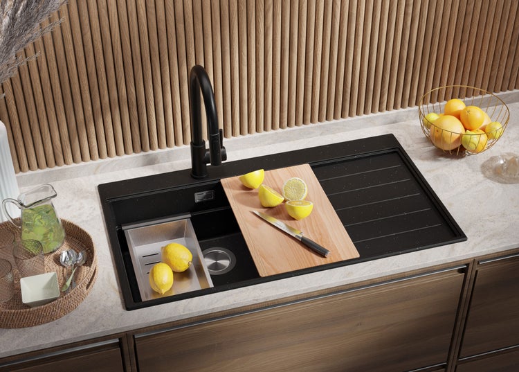 Spüle mit Abtropffläche, Armatur, Schneidebrett, Abtropfschale und Zubehör in einer Küchenszenenansicht.