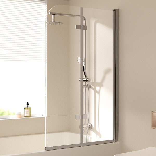 Badewannenaufsatz aus Glas mit Chromprofilen in einem hellen Badezimmer mit Duschsystem.