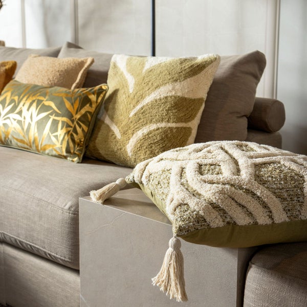 Dekokissen auf einem Sofa, verschiedene Muster und Texturen