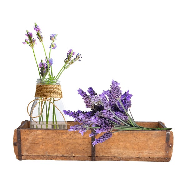 Lavendelblüten in Glasvase und Holzkiste