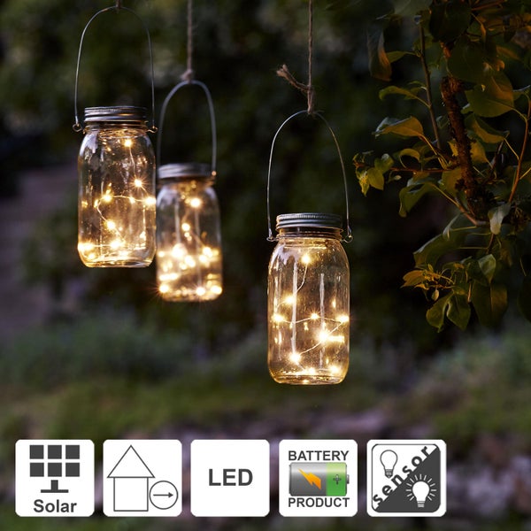 Drei dekorative Einmachglas-Leuchten mit LED-Lichtern hängen an einem Baum.