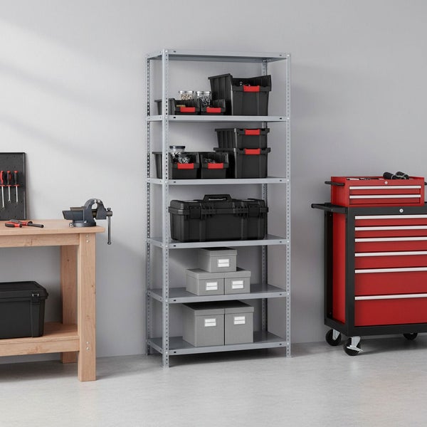 Graues Metallregal in einer hellen Werkstatt mit einer Hobelbank, einem Schraubstock und einem roten Werkzeugwagen.