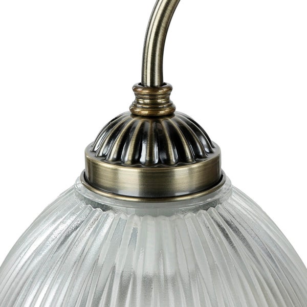 Detailaufnahme einer Lampe mit geriffeltem Glasschirm und Metallfassung