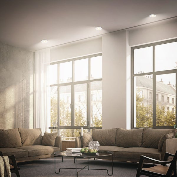 Wohnzimmer mit Sofas, Couchtisch und Deckeneinbaustrahlern für eine helle und moderne Atmosphäre.