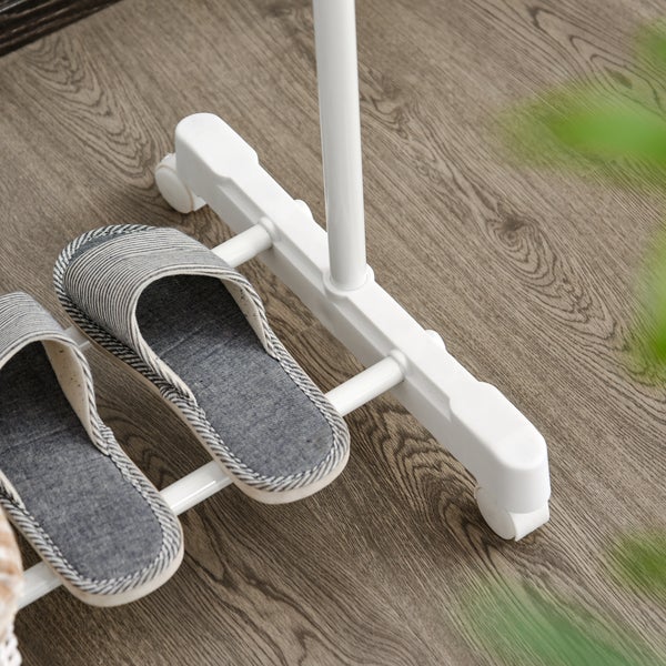 Unterer Teil eines weißen Garderobenständers auf Rollen mit Ablage für Schuhe und gestreiften Hausschuhen.