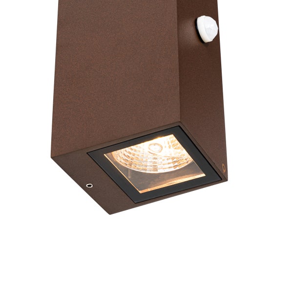 Moderne Außenwandleuchte in Rostoptik mit Bewegungsmelder und integriertem LED-Leuchtmittel.