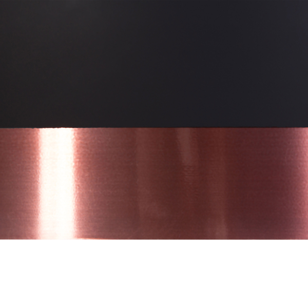 Nahaufnahme eines Lampenschirms mit mattschwarzer Oberfläche und kupferfarbenem Metallband.