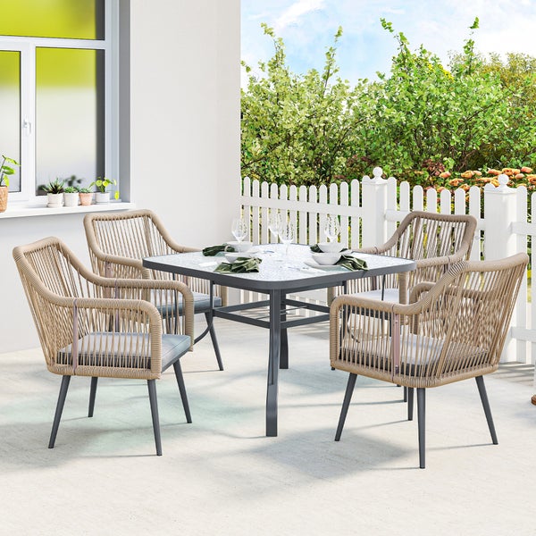 Garten-Essgruppe bestehend aus einem quadratischen Glastisch und vier Seilgeflecht-Stühlen mit Sitzkissen auf einer hellen Terrasse.