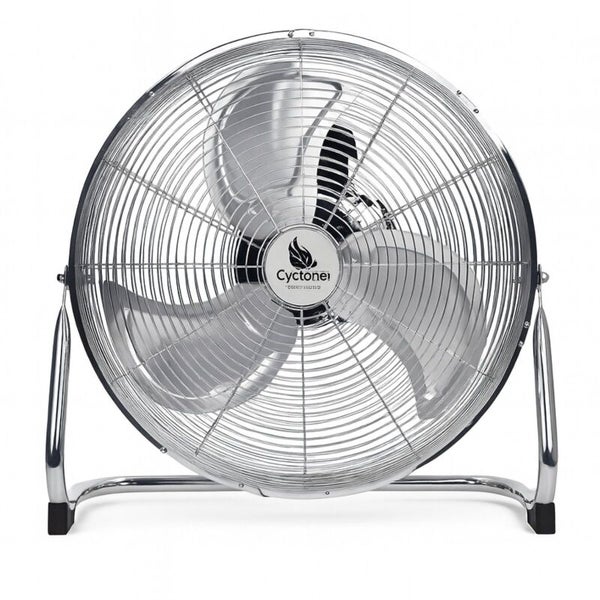 Cyclone Bodenventilator aus Metall mit drei Rotorblättern und stabilem Standfuss.