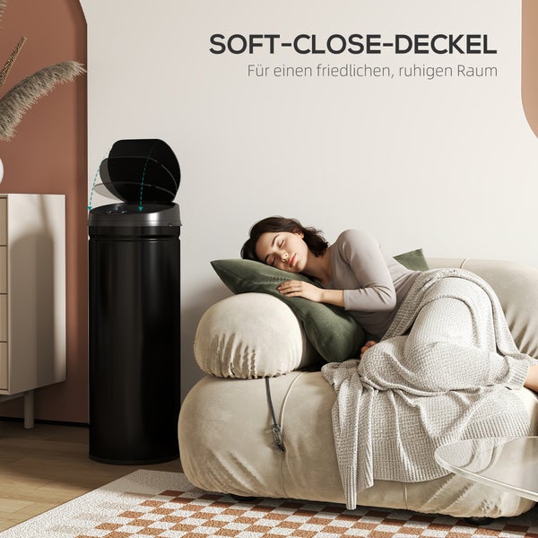 Automatischer Mülleimer mit Soft-Close-Deckel in einem ruhigen Raum mit einer Frau, die auf einem Sofa schläft