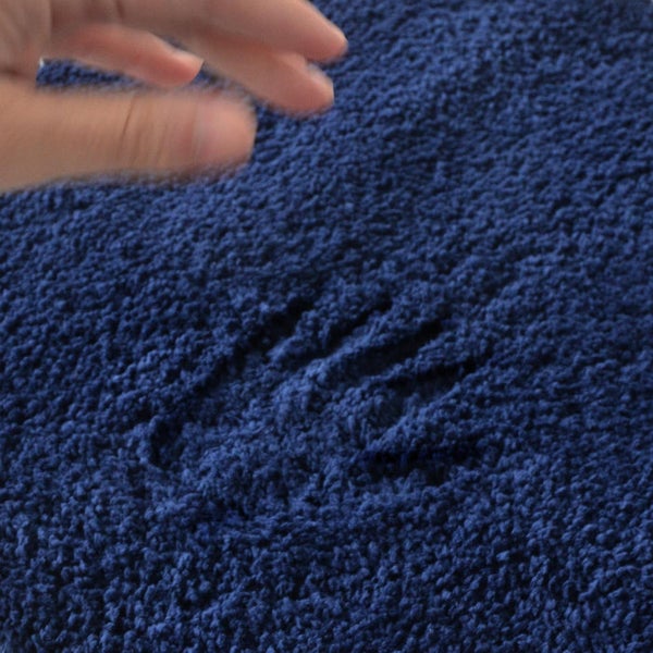 Detailansicht eines Badteppichs mit Handabdruck