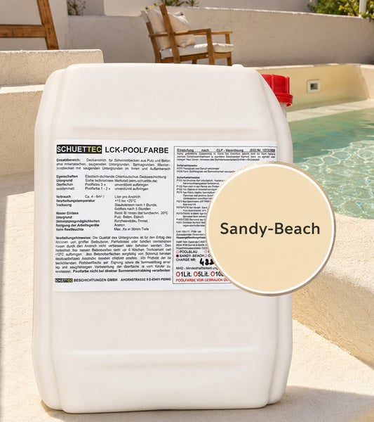 Schuettec LCK-Poolfarbe im Farbton Sandy-Beach in einem Kanister neben einem hellen Außenpool mit Steintreppe und Holzstuhl.