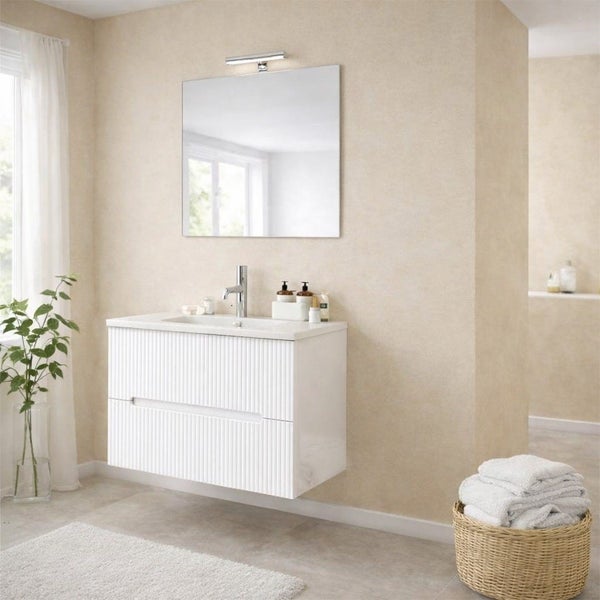 Moderner Waschplatz mit wandhängendem Waschtischunterschrank in Rillenoptik, Aufsatzwaschbecken, Spiegel und passender Beleuchtung im Badezimmer