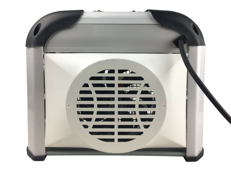 Rückansicht eines Klimageräts mit Ventilatorgitter