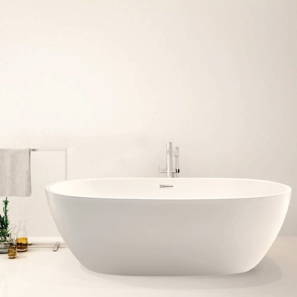 Freistehende ovale Badewanne in modernem Design mit freistehender Wannenarmatur in einem minimalistischen Badezimmer.