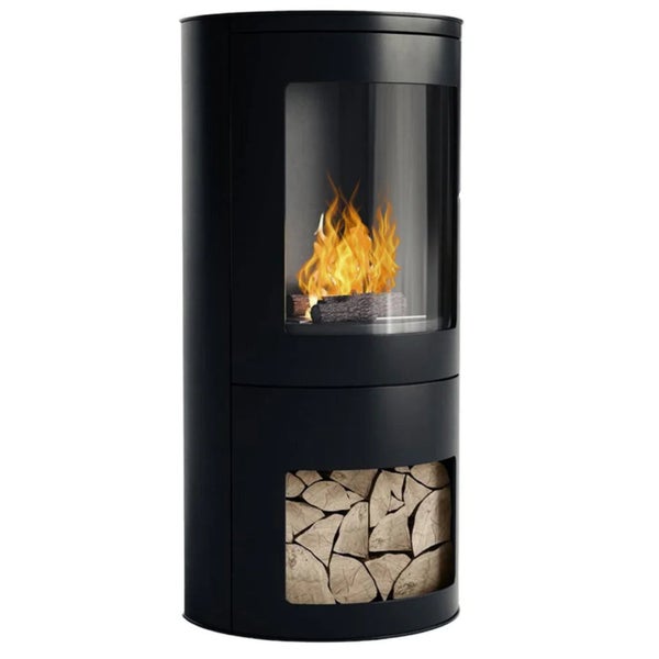 Schwarzer Kaminofen mit Holzfach und Glasfenster mit Flammen