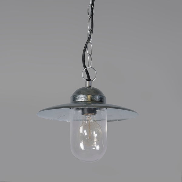 Hängeleuchte im Industriedesign mit Metallschirm und Glaskolben, aufgehängt an einer Kette.