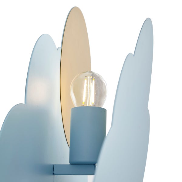 Hellblaue Kinderlampe in Form von Wolken mit gelbem Mond und sichtbarem LED-Filament-Leuchtmittel.