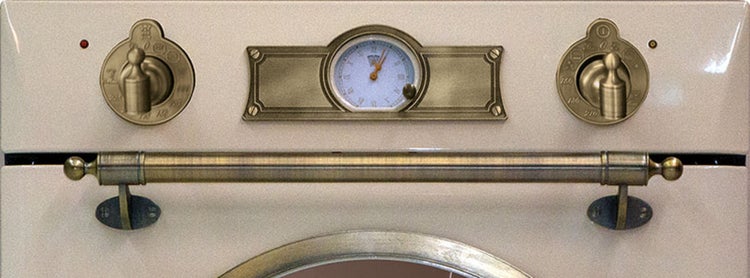 Bedienblende eines Einbaubackofens im nostalgischen Landhausstil mit Drehreglern und analoger Uhr.