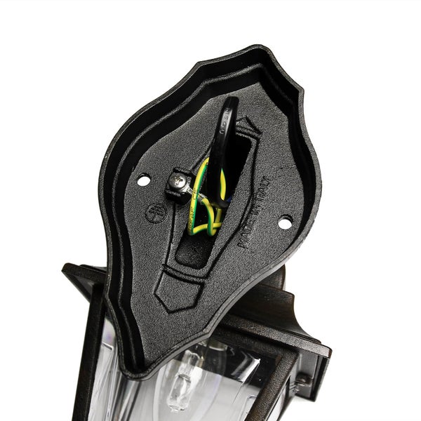 Detailansicht einer Außenleuchte, die die interne Verkabelung und die 'Made in Italy' Markierung zeigt