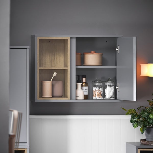 Grauer Badezimmerschrank mit offenem Regal und Badezimmerutensilien