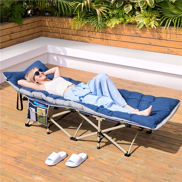 Gepolsterte Liege mit seitlicher Tasche im Aussenbereich mit Frau und Hausschuhen.